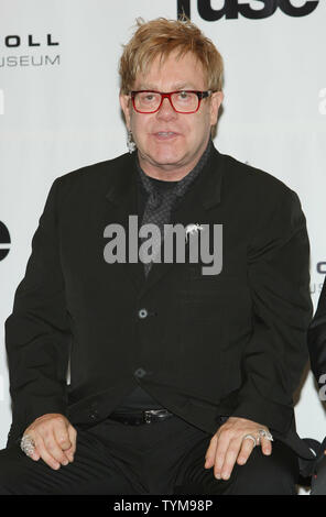 Elton John parle à des journalistes à la Rock and Roll Hall of Fame de la cérémonie où il va présenter inductee Leon Russell à l'hôtel Waldorf-Astoria, à New York le 14 mars 2011. Photo UPI/Monika Graff... Banque D'Images