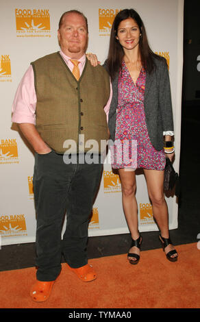 Mario Batali et Jill Hennessy assister à la cérémonie de remise des prix peut faire à Chelsea Piers, le 7 avril 2011 à New York. L'événement annuel est organisé au profit de la banque alimentaire de la ville de New York. UPI/Monika Graff. Banque D'Images