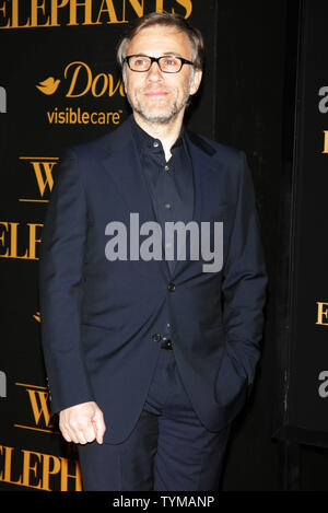 Christoph Waltz arrive pour "l'eau pour les éléphants' première au Ziegfeld Theatre à New York le 17 avril 2011. UPI /Laura Cavanaugh Banque D'Images