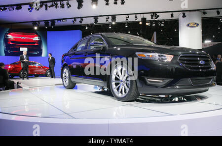 Derrick Kuzak (L), Vice-Président du Groupe de développement mondial des produits pour Ford Motor Company, et Mark Fields, vice-président exécutif, de présenter la nouvelle ligne de taureau à la New York International Auto Show qui a eu lieu au Jacob Javits Center le 20 avril 2011 à New York. Le salon de l'automobile annuel propose des aperçus de pointe avant-première de l'année prochaine et les modèles de véhicules concept. UPI/Monika Graff. Banque D'Images