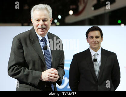 Derrick Kuzak (L), Vice-Président du Groupe de développement mondial des produits pour Ford Motor Company, et Mark Fields, vice-président exécutif, de présenter la nouvelle ligne de taureau à la New York International Auto Show qui a eu lieu au Jacob Javits Center le 20 avril 2011 à New York. Le salon de l'automobile annuel propose des aperçus de pointe avant-première de l'année prochaine et les modèles de véhicules concept. UPI/Monika Graff. Banque D'Images