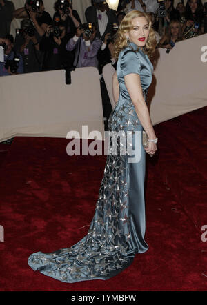 Madonna arrive sur le tapis rouge au Costume Institute Gala bénéfice célébrant Alexander McQueen : Savage Beauty au Metropolitan Museum of Modern Art de New York le 2 mai 2011. UPI/John Angelillo Banque D'Images