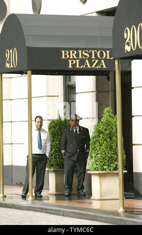 Les portiers sont à l'entrée du Bristol Plaza apartments où l'ancien chef du Fonds monétaire International Dominique Strauss-Kahn a été d'être installé le 20 mai 2011 à New York. L'épouse de dsk Anne Sinclair avait signé un bail, mais l'accord est tombé si quand les locataires découvert qui leur serait voisin et de l'attention médiatique ce serait attirer. UPI /Monika Graff. Banque D'Images