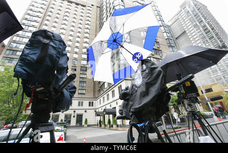 Les membres des médias se rassembler devant le Bristol Plaza apartments où l'ancien chef du Fonds monétaire International Dominique Strauss-Kahn a été d'être installé le 20 mai 2011 à New York. L'épouse de dsk Anne Sinclair avait signé un bail, mais l'accord est tombé si quand les locataires découvert qui leur serait voisin et de l'attention médiatique ce serait attirer. UPI /Monika Graff. Banque D'Images