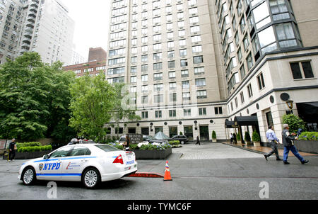 Policiers montent la garde devant le Bristol Plaza apartments où l'ancien chef du Fonds monétaire International Dominique Strauss-Kahn a été d'être installé le 20 mai 2011 à New York. L'épouse de dsk Anne Sinclair avait signé un bail, mais l'accord est tombé si quand les locataires découvert qui leur serait voisin et de l'attention médiatique ce serait attirer. UPI /Monika Graff. Banque D'Images