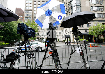 Les membres des médias se rassembler devant le Bristol Plaza apartments où l'ancien chef du Fonds monétaire International Dominique Strauss-Kahn a été d'être installé le 20 mai 2011 à New York. L'épouse de dsk Anne Sinclair avait signé un bail, mais l'accord est tombé si quand les locataires découvert qui leur serait voisin et de l'attention médiatique ce serait attirer. UPI /Monika Graff. Banque D'Images