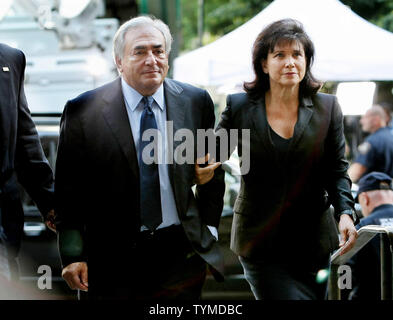 Dominique Strauss-Kahn, l'ancien directeur du Fonds monétaire international, et son épouse Anne Sinclair arrive à la Cour pénale de Manhattan le 6 juin 2011 à New York. Dominique Strauss-Kahn devrait plaider non coupable alors qu'il fait face à des accusations découlant de l'incident du mois dernier où il aurait agressé sexuellement une employée de l'hôtel. UPI /Monika Graff. Banque D'Images