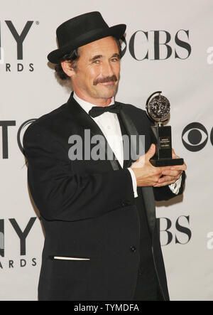 Mark Rylance pose pour les photographes après avoir remporté la meilleure performance par un acteur dans un rôle principal dans une pièce de Award pour sa performance dans "Jérusalem ' au cours de la 65e à la Tony Awards Beacon Theatre le 12 juin 2011 à New York. UPI/Monika Graff. Banque D'Images