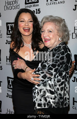 Fran Drescher et Betty White arrivent pour la premiere partie TV Land pour 'Hot à Cleveland' et 'heureusement' divorcé au Gansevoort Park Avenue Hotel de New York le 13 juin 2011. UPI /Laura Cavanaugh Banque D'Images