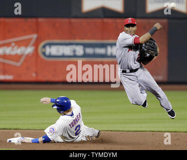 Los Angeles Angels Erick Aybar jette au premier but d'essayer de remplir un double jeu comme New York Mets Justin Turner se glisse dans la deuxième base au Citi Field de New York le 18 juin 2011. UPI/John Angelillo Banque D'Images