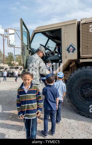 La Garde nationale de l'Armée de Californie à partir de la 270e et 649e Compagnies de Police Militaire, 49e Brigade de la Police militaire, a accueilli des centaines d'étudiants de l'Emek Hebrew Academy Teichman Famille Torah Centre avant le début de la garde vigilante 17 à la Federal Emergency Management Agency (FEMA) California Task Force 1, Los Angeles. Banque D'Images