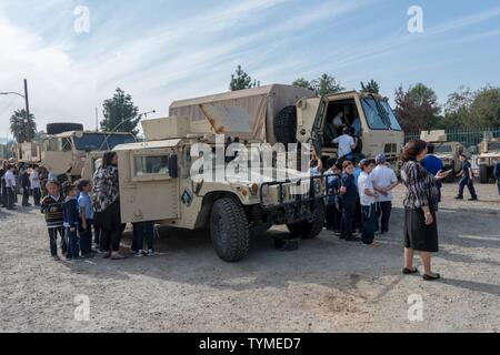 La Garde nationale de l'Armée de Californie à partir de la 270e et 649e Compagnies de Police Militaire, 49e Brigade de la Police militaire, a accueilli des centaines d'étudiants de l'Emek Hebrew Academy Teichman Famille Torah Centre avant le début de la garde vigilante 17 à la Federal Emergency Management Agency (FEMA) California Task Force 1, Los Angeles. Banque D'Images