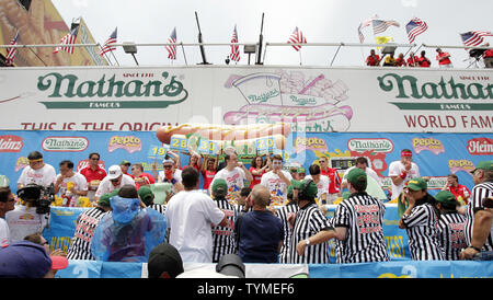 Joey Chestnut et autres concurrents manger des hot dogs au Nathan's célèbre Quatrième de juillet International Hot Dog Eating Contest à Coney Island, NY le 4 juillet 2011. Joey Chestnut gagne en mangeant un total de 62 hot-dogs. UPI/John Angelillo . Banque D'Images