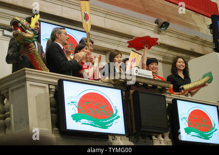 Un des membres de la Hong Kong Dragon Boat Festival sonner la cloche de clôture à la Bourse de New York le 11 août 2011 à New York. Le festival, qui célèbre son 21e anniversaire, a lieu ce week-end à New York et mettra en vedette les courses de bateau dragon. Photo UPI/Monika Graff.. Banque D'Images