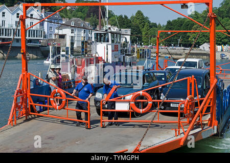 Coopératives de l'ouverture de la barrière de sécurité sur le traversier de fowey bodinnick à Cornwall, Angleterre, Royaume-Uni. Banque D'Images