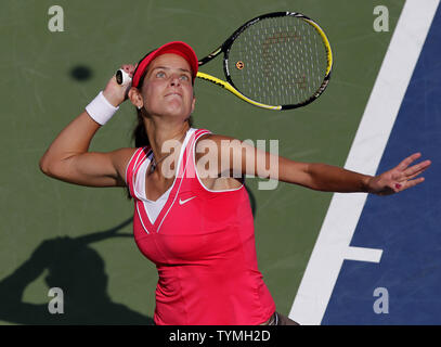 Julia Goerges d'Allemagne sert à Shuai Peng de Chine le jour 5 dans la tribune à l'US Open Tennis Championships à la Billie Jean King National Tennis Center à New York le 2 septembre 2011. UPI/John Angelillo Banque D'Images