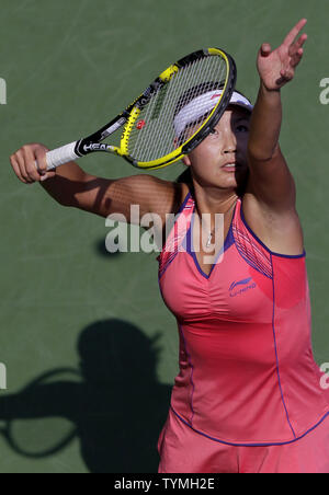 Shuai Peng de Chine sert à Julia Goerges de l'Allemagne au jour 5 dans la tribune à l'US Open Tennis Championships à la Billie Jean King National Tennis Center à New York le 2 septembre 2011. UPI/John Angelillo Banque D'Images