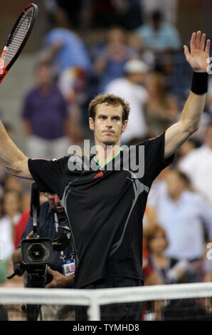 Andy Murray de Grande-Bretagne, quatrième favori, célèbre sa victoire sur Feliciano Lopez de l'Espagne au cours de troisième cycle de l'action à l'US Open s'est tenue au National Tennis Center le 4 septembre 2011 à New York. Murray a remporté 6-1, 6-4, 6-2. UPI/Monika Graff Banque D'Images