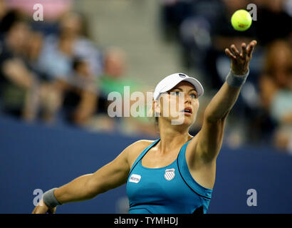 La Russe Vera Zvonareva, deuxième graine, sert à Sabine Lisicki de l'Allemagne au cours du quatrième tour à l'action de la tenue à la National Tennis Center le 4 septembre 2011 à New York. UPI/Monika Graff Banque D'Images