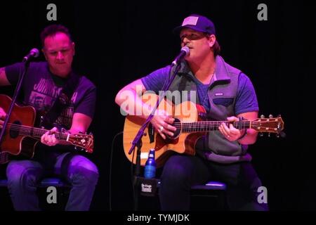 Jerrod Neimann effectue au cours de la 8e guitare Tirez sur Marine Corps Air Station Cherry Point, N.C. 16 novembre, 2016. Plus de 1 800 soldats, marins et membres de la communauté se sont réunis pour profiter d'un concert gratuit avec des artistes musicaux comme Trace Adkins, Josh Turner et plus encore. L'événement a présenté une occasion pour les militaires et les habitants d'interagir les uns avec les autres dans un environnement unique. Neimann est un artiste de musique country d'effectuer à la guitare. Banque D'Images