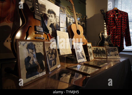 Rock & Roll de souvenirs de légendes comme les Rolling Stones, Janis Joplin, Elvis Presley et les qui sont sur l'affichage à une vente aux enchères Rock & Roll Prévisualiser à Guernesey's Siège à New York City le 13 septembre 2011. UPI/John Angelillo Banque D'Images