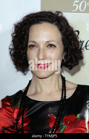 Bebe Neuwirth arrive sur le tapis bleu lors d'un gala pour célébrer le 50e anniversaire de la classique du film Breakfast At Tiffany's dans l'Alice Tully Hall au Lincoln Center de New York le 15 septembre 2011. UPI/John Angelillo Banque D'Images