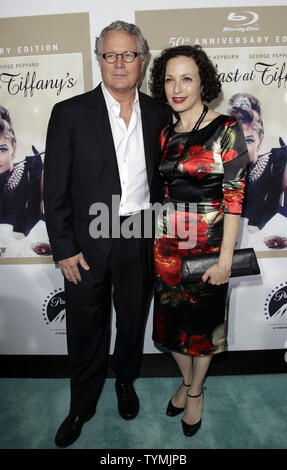 Bebe Neuwirth arrive sur le tapis bleu lors d'un gala pour célébrer le 50e anniversaire de la classique du film Breakfast At Tiffany's dans l'Alice Tully Hall au Lincoln Center de New York le 15 septembre 2011. UPI/John Angelillo Banque D'Images