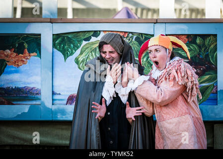 Acteurs Chris Wills, Katy, l'exécution de l'aide rôles de Caliban et Trinculo dans une production de théâtre en plein air de la tempête par l'Illyrie Theatre de Fal Banque D'Images