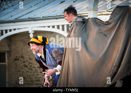 Acteurs David Sayers ; Chris Wills, David Sayers effectuant les rôles de Stephano et caliban dans un théâtre en plein air de la production de l'Illyrie par Tempest Banque D'Images