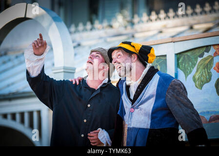 Acteurs Chris Wills, David Sayers effectuant les rôles de Caliban et Stephano dans une production de théâtre en plein air de la tempête par l'Illyrie Theatre de fa Banque D'Images