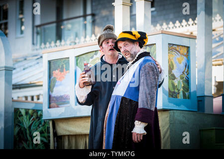 Acteurs Chris Wills, David Sayers effectuant les rôles de Caliban et Stephano dans une production de théâtre en plein air de la tempête par l'Illyrie Theatre de fa Banque D'Images