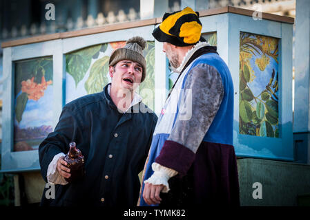 Acteurs Chris Wills, David Sayers effectuant les rôles de Caliban, Trinculo et Stephano dans un théâtre en plein air de la production par l'Illyrie Tempest Banque D'Images