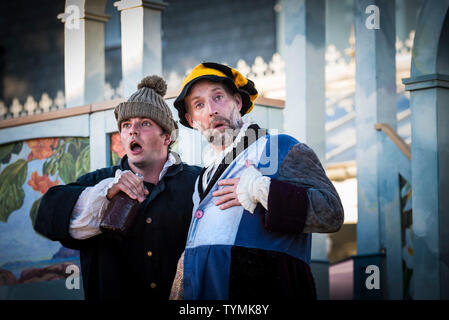 Acteurs Chris Wills, David Sayers effectuant les rôles de Caliban et Stephano dans une production de théâtre en plein air de la tempête par l'Illyrie Theatre de fa Banque D'Images