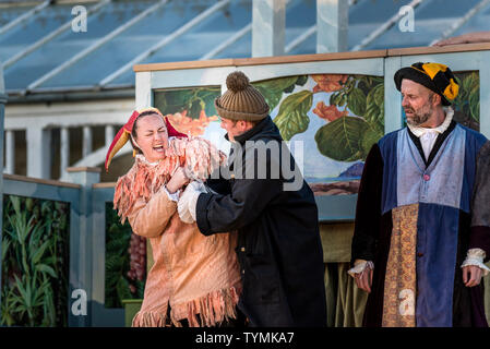 Aide Katy acteurs ; Chris Wills, David Sayers effectuant les rôles de Caliban, Trinculo et Stephano dans un théâtre en plein air de la production par Tempest Banque D'Images