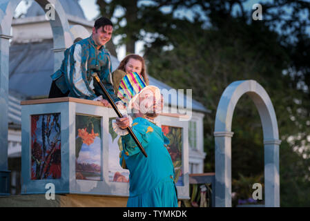 Acteurs Chris Wills, David Sayers et Rachel O'Hare en exécution d'une production de théâtre de la tempête par l'Illyrie Theatre à Falmouth dans Cornwa Banque D'Images