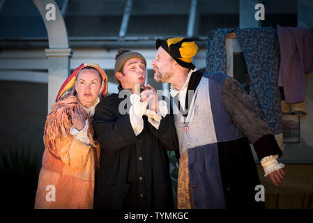 Aide Katy acteurs, Chris Wills et David Sayers effectuant les rôles de Caliban, Trinculo et Stephano dans un théâtre en plein air de la production de The Tempest Banque D'Images