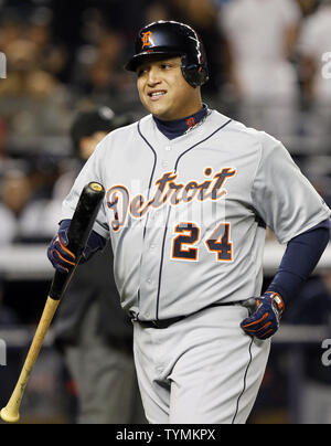 Tigers de Detroit Miguel Cabrera réagit après un swing en neuvième manche contre les Yankees de New York dans le jeu 1 de l'ALDS au Yankee Stadium de New York le 1 octobre 2011. Les Yankees défait les Tigres 9-3 et a mené la meilleure série de 5 1-0. UPI/John Angelillo Banque D'Images