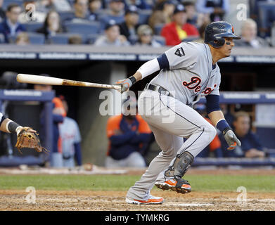 Tigers de Detroit Victor Martinez frappe un simple en sixième manche contre les Yankees de New York dans le jeu 2 de l'ALDS au Yankee Stadium de New York le 2 octobre 2011. UPI/John Angelillo Banque D'Images