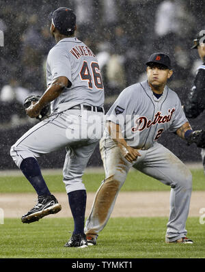 Plus près des Detroit Tigers Jose Valverde et Miguel Cabrera réagir après jeu 2 contre les Yankees de New York dans l'ALDS au Yankee Stadium de New York le 2 octobre 2011. Les Tigres défait les Yankees 5-3 et l'attacher la série à 1-1. UPI/John Angelillo Banque D'Images