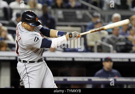 Tigers de Detroit Victor Martinez hits un simple dans la cinquième manche contre les Yankees de New York dans le jeu 5 de l'ALDS au Yankee Stadium de New York le 6 octobre 2011. UPI/John Angelillo Banque D'Images