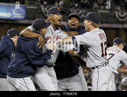 Plus près des Detroit Tigers Jose Valverde réagit avec ses coéquipiers après le match contre les Yankees de New York dans le jeu 5 de l'ALDS au Yankee Stadium de New York le 6 octobre 2011. Les Tigres défait les Yankees 3-2 et gagner la série en 5 matchs. UPI/John Angelillo Banque D'Images