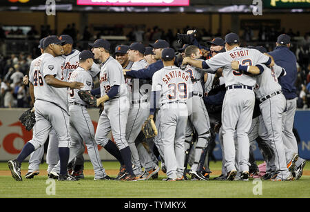 Plus près des Detroit Tigers Jose Valverde (46), Don Kelly (32), Ramon Santiago, Joaquin Benoit et le reste de la Tigers réagir après le match contre les Yankees de New York dans le jeu 5 de l'ALDS au Yankee Stadium de New York le 6 octobre 2011. Les Tigres défait les Yankees 3-2 et gagner la série en 5 matchs. UPI/John Angelillo Banque D'Images