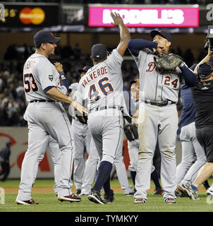 Plus près des Detroit Tigers Jose Valverde et Miguel Cabrera réagir après le match contre les Yankees de New York dans le jeu 5 de l'ALDS au Yankee Stadium de New York le 6 octobre 2011. Les Tigres défait les Yankees 3-2 et gagner la série en 5 matchs. UPI/John Angelillo Banque D'Images