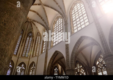 FAMAGUSTA, Chypre - mars 8, 2019 : l'intérieur de la mosquée Lala Mustafa Pacha (autrefois la cathédrale Saint-Nicolas) Banque D'Images