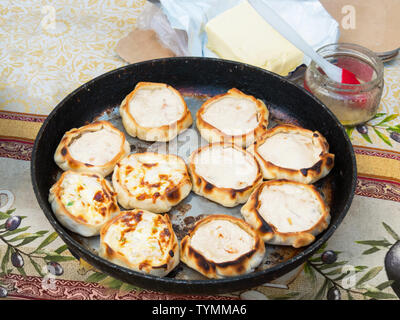 Processus de la cuisson des tartes chaudes avec du poulet et fromage Banque D'Images