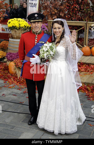 Matt Lauer et Ann Curry s'habiller comme le Prince William et Kate Middleton pour NBC's "aujourd' Show Halloween au Rockefeller Center de New York le 31 octobre 2011. UPI/John Angelillo Banque D'Images