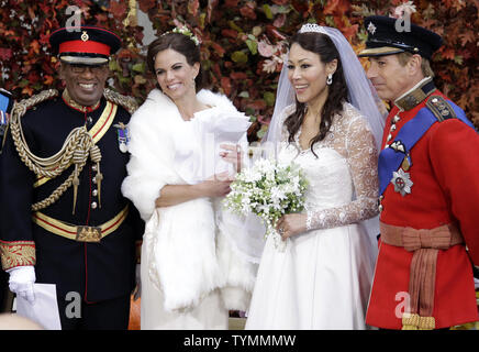 Matt Lauer et Ann Curry s'habiller comme le Prince William et Kate Middleton avec le co accueille Natalie Morales et Al Roker (R) pour NBC's "aujourd' Show Halloween au Rockefeller Center de New York le 31 octobre 2011. UPI/John Angelillo Banque D'Images