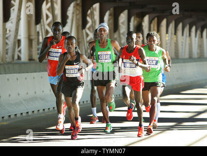 Les coureurs d'élite hommes traverser le pont de la 59e rue au cours de la 42e Marathon ING de New-York, le 6 novembre 2011 à New York. Une estimation 47 000 athlètes participent au cours de 26,2 km qui serpente à travers les cinq quartiers de la ville. UPI /Monika Graff. Banque D'Images