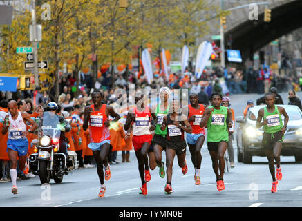 Les coureurs d'élite hommes fun jusqu'Première Avenue au cours de la 42e Marathon ING de New-York, le 6 novembre 2011 à New York. Une estimation 47 000 athlètes participent au cours de 26,2 km qui serpente à travers les cinq quartiers de la ville. UPI /Monika Graff. Banque D'Images