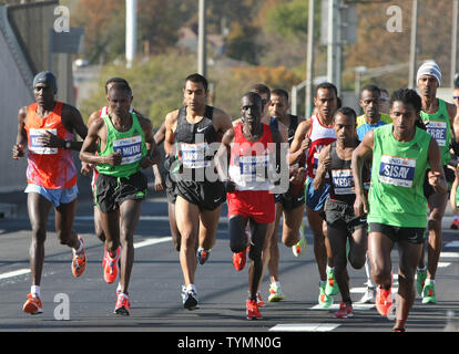 Les coureurs d'élite hommes traverser le Verrazano Narrows Bridge au début de la 42e Marathon ING de New-York, le 6 novembre 2011 à New York. Une estimation 47 000 coureurs participent au cours de 26,2 km qui serpente à travers les cinq quartiers de la ville. UPI /Monika Graff. Banque D'Images